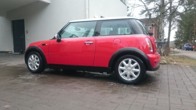 Käytettyjä autoja myydään vaihtoauto -sivustoilla. Laitoin meidän Mini -auton myyntiin Auto1 sivuille.