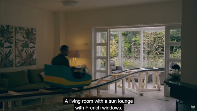 Vuoristorata etenee yläkertaan, josta lähdetään olohuoneen ikkunasta uloooooooooos! Kuvakaappaus esittelyvideosta.