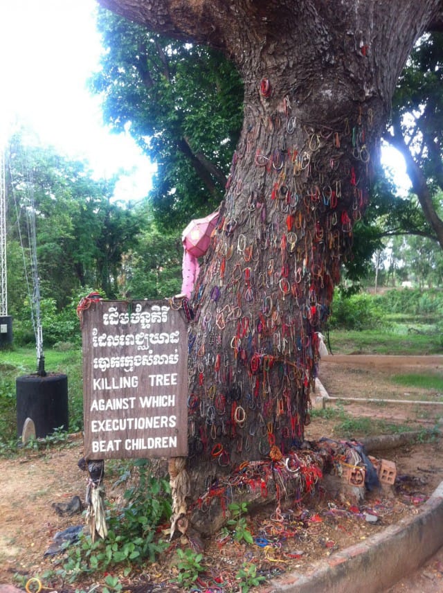 Killing tree, johon on tuotu rannenauhoja uhrien muistoksi.