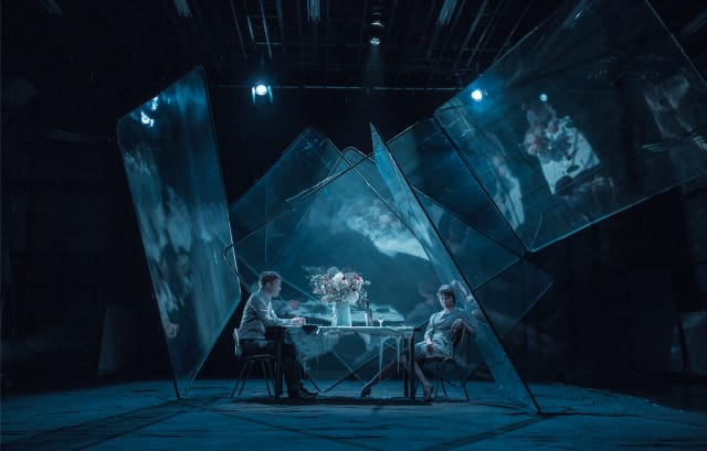 Lähtö tarjoaa huikaisevia näkymiä erään pariskunnan arkeen.