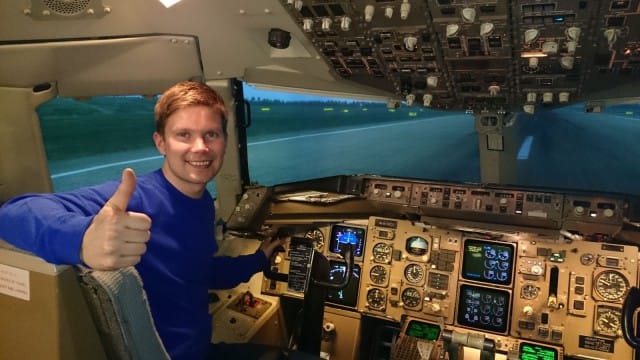 Ilkka O. Lavas ja Boeing 757 lentosimulaattori