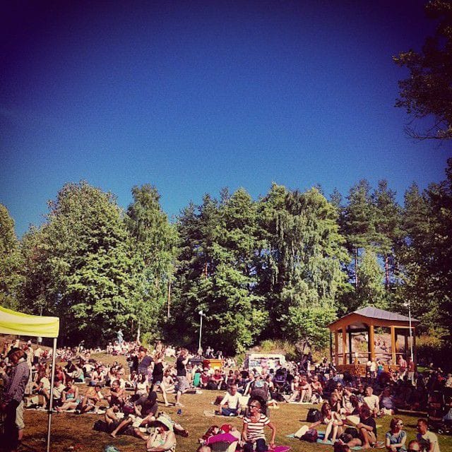 Alppipuiston ilmaiskonserttien tunnelma lähentelee hellepäivinä täydellistä.