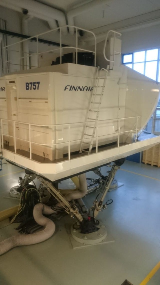 Boeing 757 simulaattori liikkuu hydraulisten nostimien varassa. Lennon aikana kävelysilta on nostettuna pois tieltä, jotta lentokone voi lentää vapaasti..