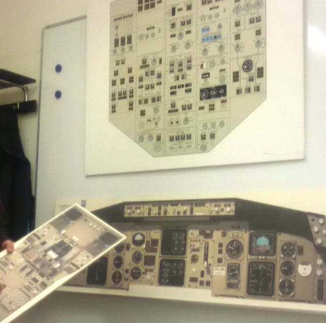 Briefingissä opiskellaan lentokoneen tärkeimmät ohjaimet ja käydään läpi lentosuunnitelma.