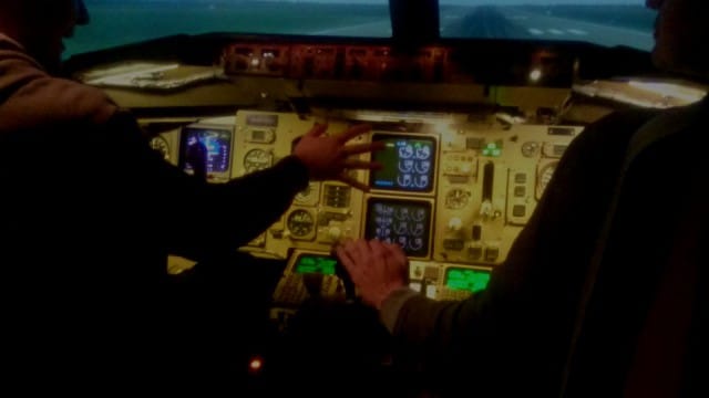 Lentoon lähtiessä kaasutetaan pitkin kiitotietä kunnes nopeus on riittävä lentoon lähtöön. Boeing 757 ohjaamo.