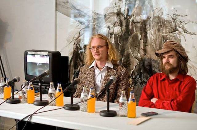 H2Ö järjesti alkukeväästä lehdistötilaisuuden. Tarjolla jaffaa, hissimusiikkia ja karhupuku.