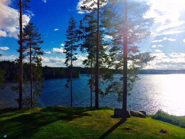Peurankajärvi auringon paisteessa.