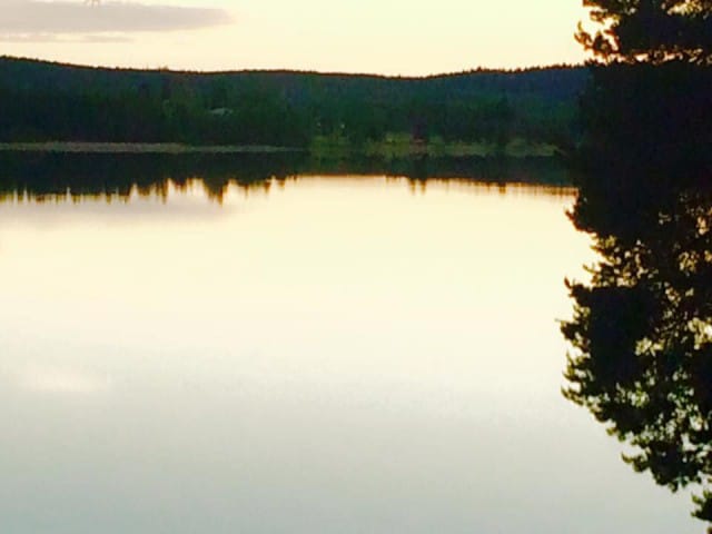 Sisälläni vallitsee juuri nyt samankaltainen tyyneys kuin Peurunkajärvessä.