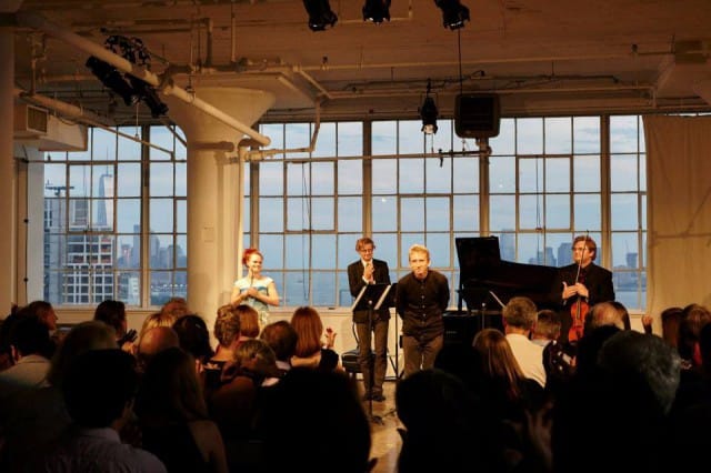 Säveltäjä Ilari Kaila kumartaa.