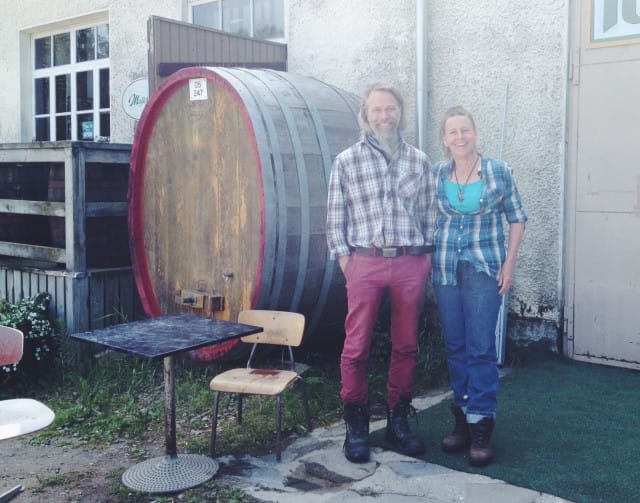 Jyrki Hirvonen ja Christiana Harle poseeraavat Paksuniemen Juomatehtaan edustalla.