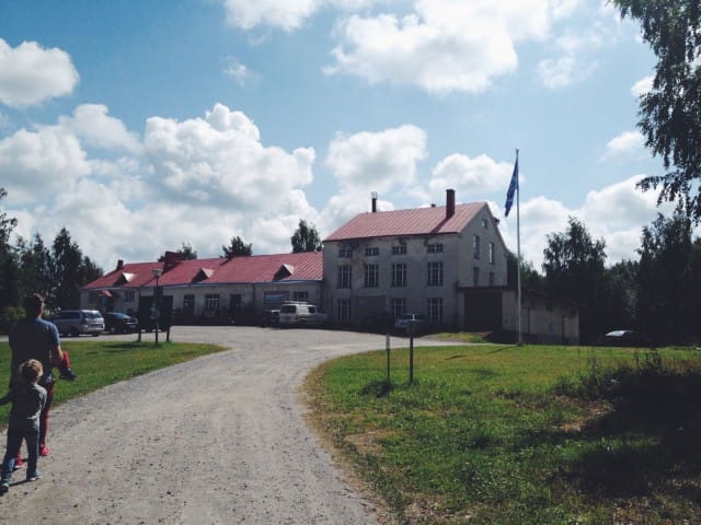 Paksuniemen Juomatehdas sijaitsee Rääkkylässä, Paksuniemen vierasvenesatamassa.