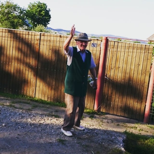 Romanialainen setä tervehtii turistia.