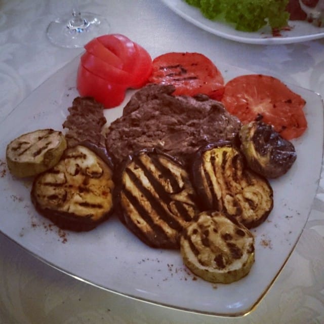 Tätä sitkeää pihviä odotin 2 tuntia. Nälkä lähti, mutta en tule tähän ravintolaan ikinä uudelleen.