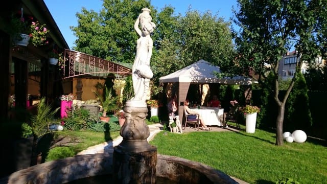 Hotellimme ravintolassa oli kiva takapiha. Aamupala oli ihan ok, mutta ruokailu oli pettymysten pettymys.