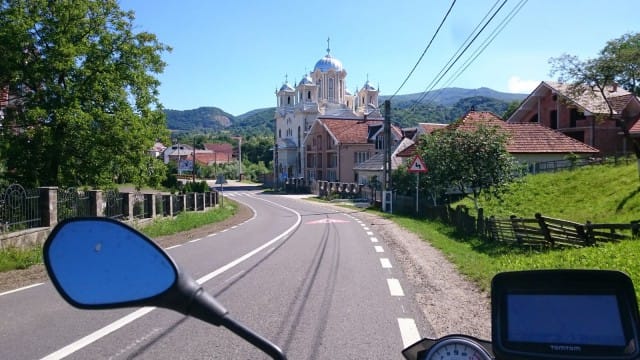 Matkalla hilpeälle hautausmaalle.