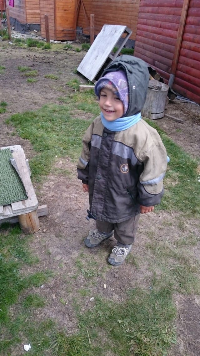 Romanialainen poika. Transalpina tien korkeimmassa kohdassa.