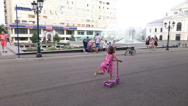 Romanian katuelämää. Drobeta-Turnu Severin kaupungissa.