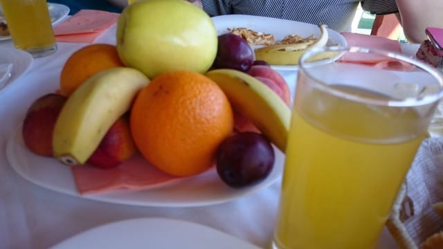 Baikal hotellissa oli mainio aamupala, tarjoilijalla oli tulkki mukana, jotta hän pystyi ottamaan tilauksen vastaan :)