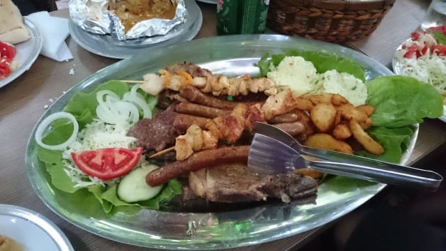 Tämä lautanen oli vasta lämmittelyä kun eteemme kannettiin monenlaista erinomaista liharuokaa. Sarajevosta löytyy kyllä hyvää sapuskaa.