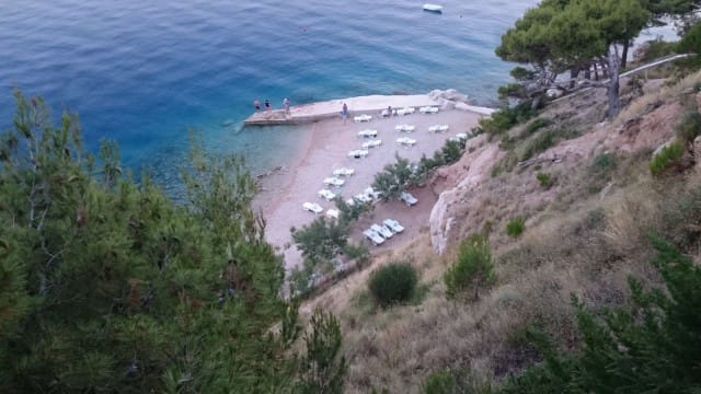 Meidän majapaikassa on yksityinen uimaranta. Apartmentin varasin Homeawayn kautta Marušićistä.