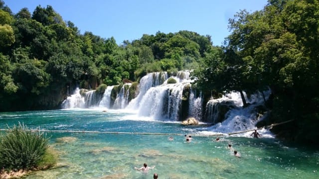 Krka kansallispuistossa on upeita vesiputouksia.