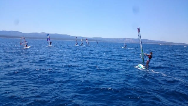 Surffausta Brac -saarella Bol kaupungin uimarannan tuntumassa.