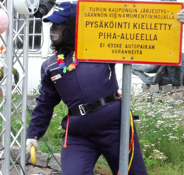 Poliisigorilloiden performanssi vaikutti alueella pitkin päivää.