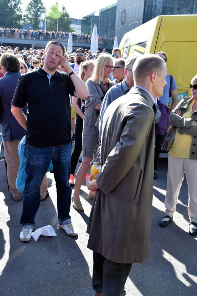 Paavo Arhinmäki ja Matias Turkkila löivät kättä lavan vieressä, mutta eivät jääneet rupattelemaan.