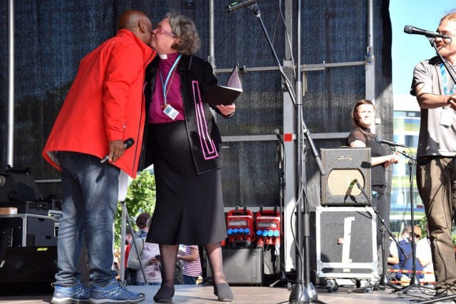 Piispa Irja Askola puhui lempeästi viisaita, kuten odottaa saattoi.