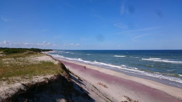Takanani Curonian laguuni, edessä aukeaa Itämeri ja valtavan pitkä hiekkaranta.