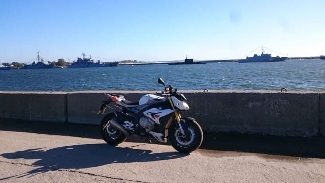 BMW S1000R sekä Venäjän laivastoa sukellusveneineen.