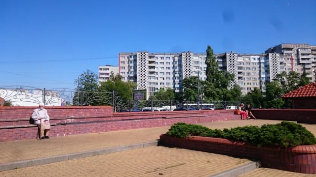 Mummo nauttii auringonpaisteesta. Kaliningrad, Venäjä.