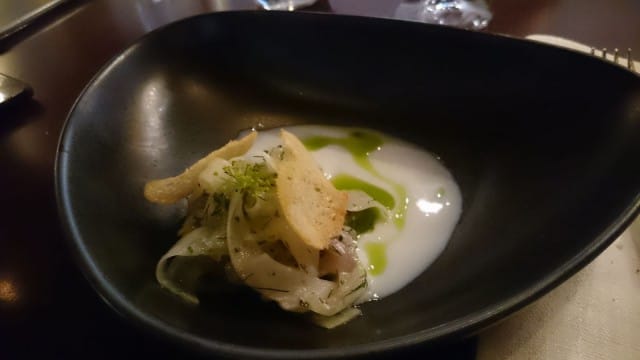 Alkuruoka: VILLISIIKAA, suolattua siikaa, kyssäkaalia, piimää ”naturel”, tilliä ja krutonkeja