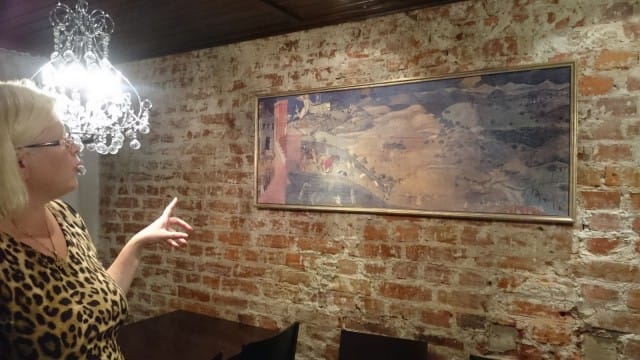 Mari Kärkkäinen esitteli takahuoneen kabinetin, jonne mahtuu 16 henkeä pitämään kokousta. Taulu kertoo hyvästä johtamiskulttuurista.