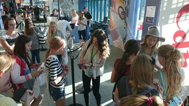 Tubettajaryhmä Twice As Nice, eli Noora ja Nea jakamassa nimikirjoituksia.