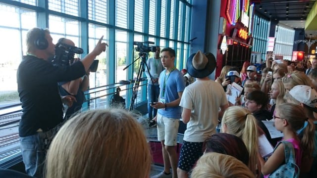 Vuoden pelikanavan palkinnon voitti Lakko (oikea nimi Eric Savolainen). Kuvassa selin Herbalisti (oikea nimi Juuso Karikuusi)