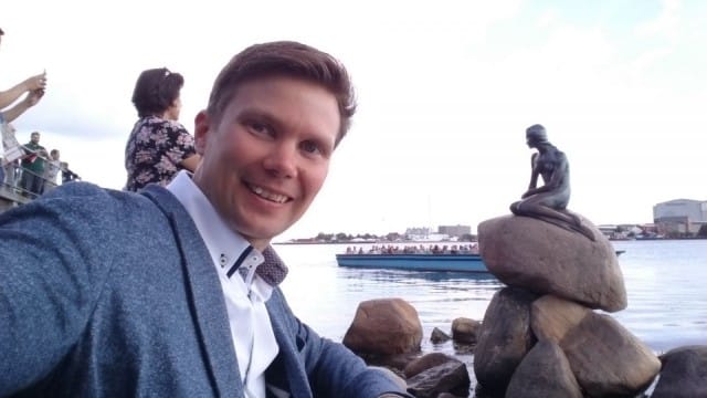 Ilkka Lavas ja pieni merenneito. Kööpenhamina. Tanska. Sony Xperia Z3.