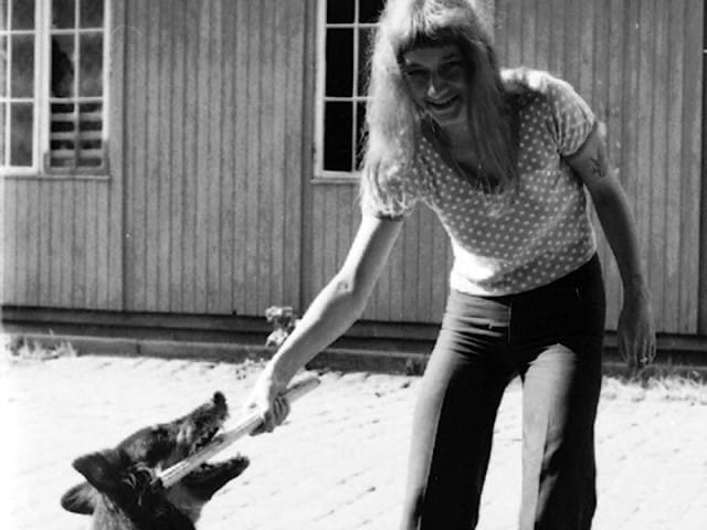 Christianian alkuperäiset hipit eivät kuulemma ole kauhean ylpeitä siitä, minkälainen alueesta on tullut. "Vapaa rakkaus" on muuttunut vapaaksi rikollisten pyörittämäksi teolliseksi kovan pelin huumekaupaksi.