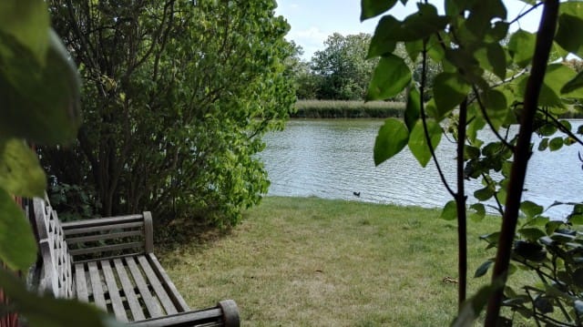 Asunnon takapiha joen rannalla Kööpenhaminassa Christianiassa. Ei hassumpi paikka.