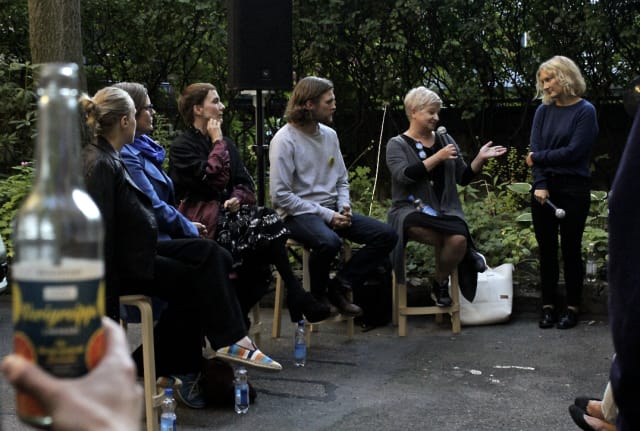 Kirsikka Simberg, Kirsi Niinimäki, Maria Veitola, Hannes Bengs ja Jaana Beidler. Keskustelua moderoi Viivi Arela.