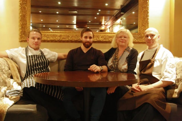 Pauli, Kimi, Mari sekä Toni romanttisessa  loossissa.