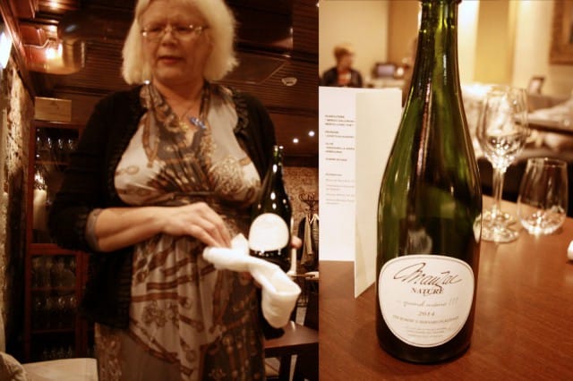 Mari esittelemässä aperitiivinä tarjoiltua Robert & Bernard Plageoles Mauzac Nature 2014.