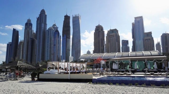 Kuva hiekkarannalta resortille päin. Habtoor Grand Beach Resort & Spa, Autograph Collection