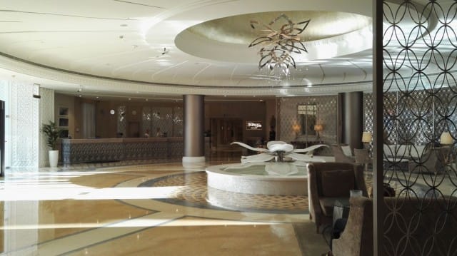 Aula on aamuvarhaisella vielä hiljainen. Päivällä väkeä riittää. Habtoor Grand Beach Resort & Spa, Autograph Collection