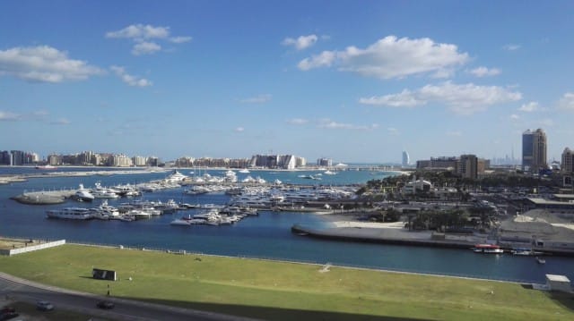 Hotellihuoneen ikkunasta aukeaa näkymä Dubai Marina satamaan. Habtoor Grand Beach Resort & Spa, Autograph Collection Dubai