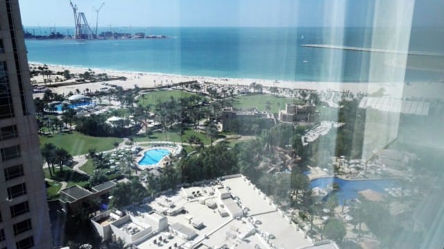 Hiekkaranta ja resortin puisto-alueet. Habtoor Grand Beach Resort & Spa, Autograph Collection Dubai.