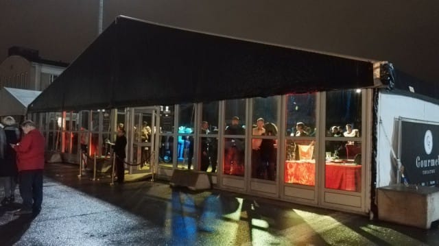 Murhaava illallinen järjestettiin ulkoteltassa Suvilahdessa.