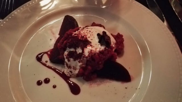 Alkupala oli mainio: Punajuuritattaria ja savustettua vuohenjuustoa. Mainio!