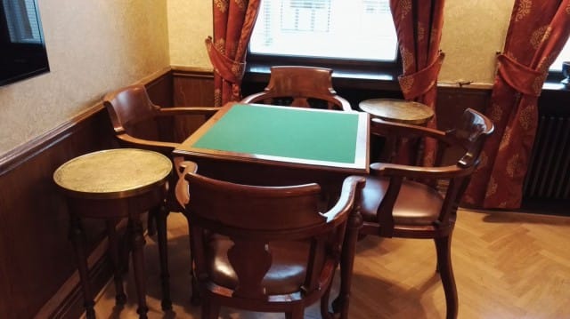 Pelikabinetissa pelaillaan usein shakkia ja bridgeä.