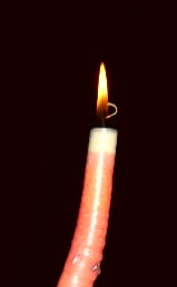 Kuten tämä vino kynttilä.